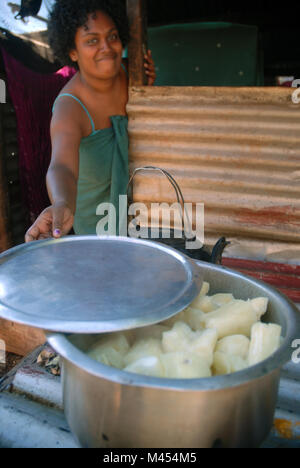 Frau kochen ein Topf von taro, Rakiraki, Fidschi. Stockfoto