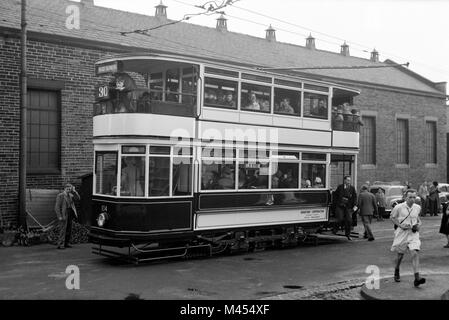 Fotografen und Enthusiasten nehmen Sie teil am "Letzten Tag" der Bradford Unternehmen letzte Straßenbahn Nr. 104 auf der letzten Reise am 6. Mai 1950 Stockfoto