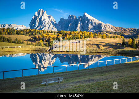 Seiser Alm mit dem Langkofel und Plattkofel auf Yhe Hintergrund, Südtirol, Italien Stockfoto