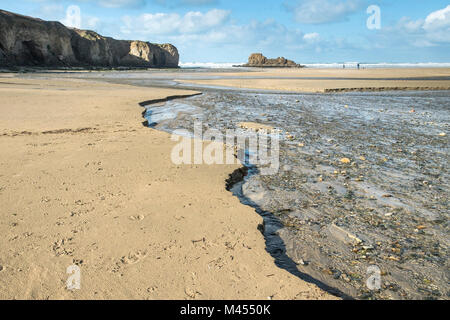 Ein Fluss zum Meer über den Strand in Perranporth Cornwall in Großbritannien fließen. Stockfoto