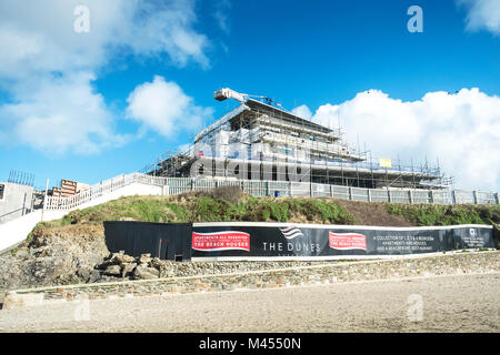 Neue Apartments am Strand in Perranporth Cornwall Großbritannien gebaut. Stockfoto