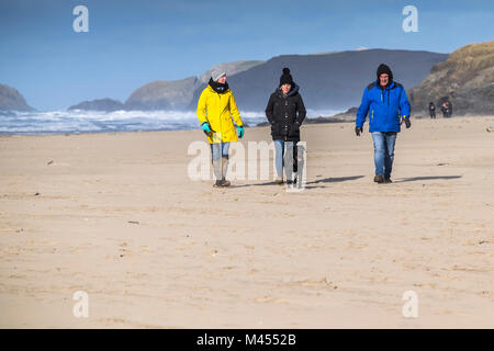 Leute, die einen Hund am Strand in Perranporth Cornwall UK. Stockfoto