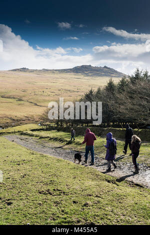 Wanderer am rauhen Tor auf Bodmin Moor in Cornwall. Stockfoto