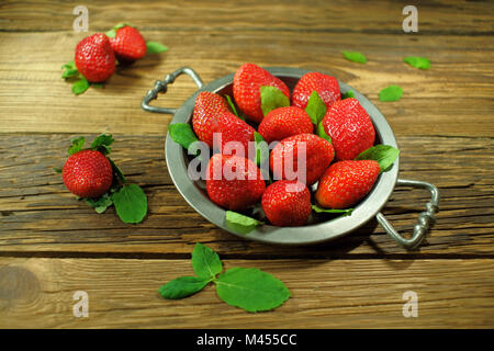 Frische Erdbeeren auf alten Brettern Stockfoto