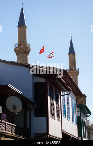Foto von Gebäude mit Türkischer Flagge am Nachmittag Stockfoto