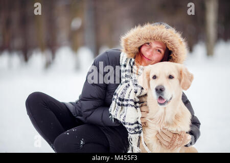 Foto der lächelnde Frau Hausbesetzung in Winter Park am Nachmittag nach Labrador Stockfoto