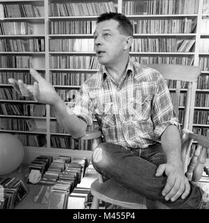 BBC Radio DJ Andy Kershaw fotografiert in seiner Londoner Wohnung, 20. Januar 2005. Stockfoto