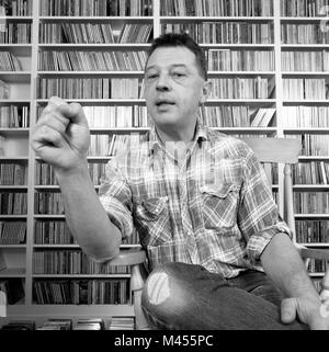 BBC Radio DJ Andy Kershaw fotografiert in seiner Londoner Wohnung, 20. Januar 2005. Stockfoto