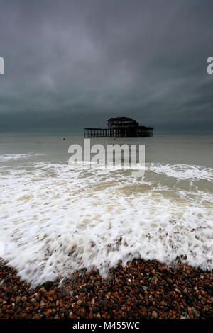 Dramatische Himmel über dem zerstörten West Pier, Brighton & Hove, East Sussex, England, Großbritannien Stockfoto