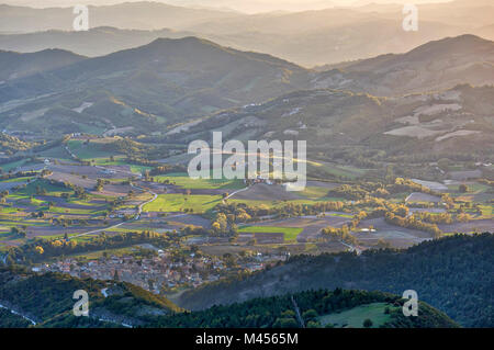 Italien, Umbrien, Monte Cucco Park, das Tal bei Sonnenuntergang im Herbst Stockfoto