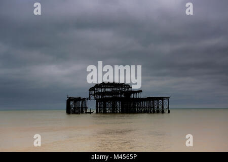 Dramatische Himmel über dem zerstörten West Pier, Brighton & Hove, East Sussex, England, Großbritannien Stockfoto
