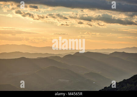 Italien, Umbrien, Monte Cucco Park, Apennin bei Sonnenuntergang Stockfoto