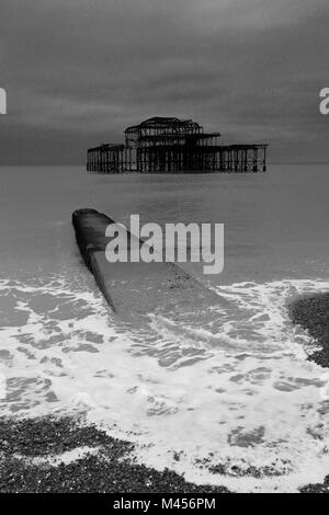Dramatische Himmel über dem zerstörten West Pier, Brighton & Hove, East Sussex, England, Großbritannien Stockfoto