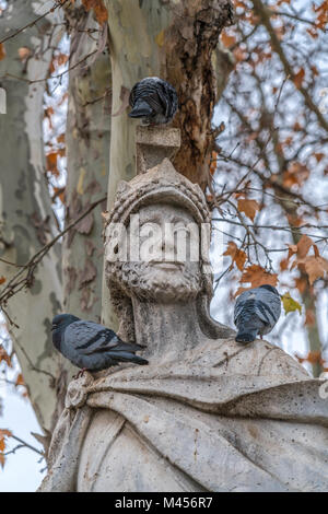 Madrid, Spanien - 4. Januar 2018: Kalkstein Statue des westgotischen König Don Pelayo Pelayo, Pelagius oder Belai al-Rumi). In der Plaza de Oriente entfernt Stockfoto