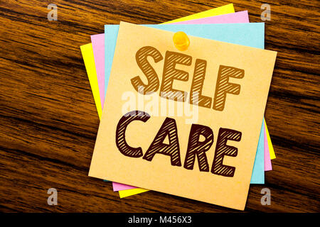 Konzeptionelle Hand schreiben Bildunterschrift Inspiration zeigen Self Care. Business Konzept für Pflege, für die eigene Gesundheit auf haftnotiz Papier verfasst am Stockfoto