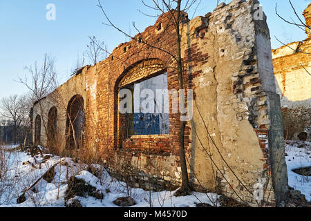 Ruine eines alten Gebäudes, an der Wand eines abgerissenen alten Gebäude Stockfoto