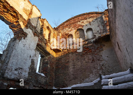 Ruine eines alten Wohnhauses gegen den blauen Himmel Stockfoto