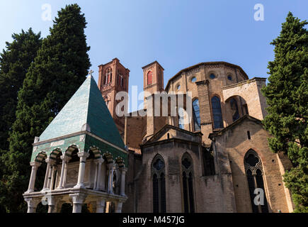 Basilika San Francesco und das Grabmal genannt Arca di Odofredo, Bologna, Emilia Romagna, Italien. Stockfoto