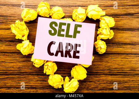 Wort, Schrift, Self Care. Business Konzept für Pflege, für die eigene Gesundheit auf haftnotiz Papier auf Holz- Hintergrund geschrieben. Stockfoto