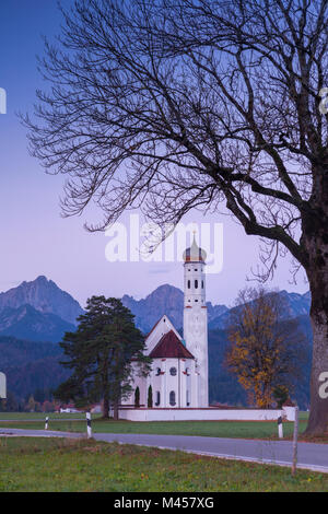 Sonnenaufgang auf dem Hl. Coloman Kirche umgeben von Wäldern. Schwangau, Füssen, Bayern, im Südwesten von Bayern, Deutschland, Europa. Stockfoto