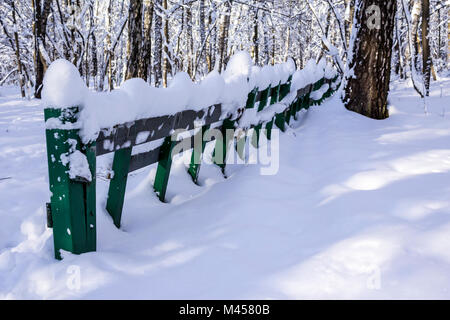 Weiß Holz- dekorativer Zaun getrennt. Holzbrett panel Hintergrund