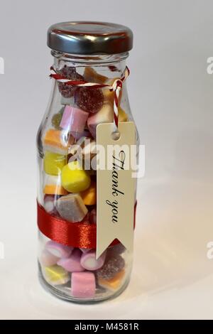 Süßigkeiten in Gläser/Flaschen/Hochzeit Bevorzugungen Stockfoto