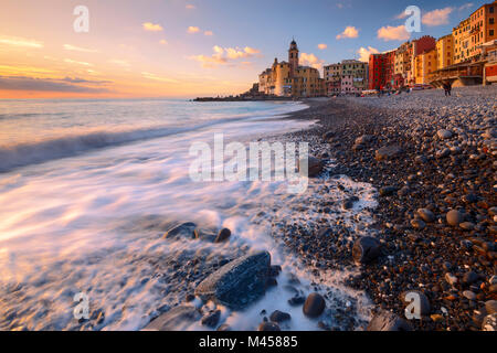 Strand bei Sonnenuntergang. Camogli, Provinz Genua, Ligurien, Italien. Stockfoto