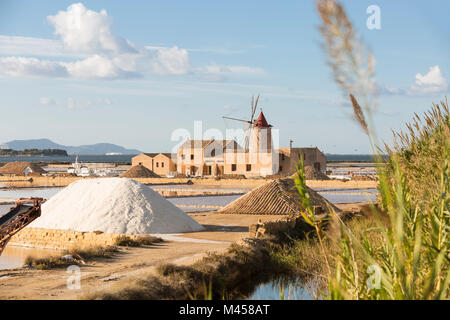 Salinen in der Nähe von Infersa Windmühle, an der Küste Marsala Anschluss nach Trapani Provinz Trapani, Sizilien, Italien Stockfoto