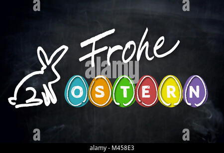 Frohe Ostern (in deutscher Sprache) frohe Ostern und Osterhase auf der Tafel. Stockfoto