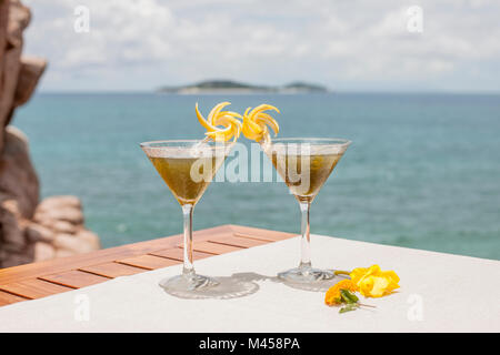 Cocktails mit Blick auf das Meer in Praslin auf den Seychellen. Credit: Euan Cherry Stockfoto