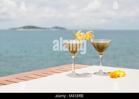 Cocktails mit Blick auf das Meer in Praslin auf den Seychellen. Credit: Euan Cherry Stockfoto