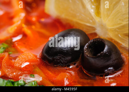 Russische und ukrainische Suppe Soljanka Stockfoto