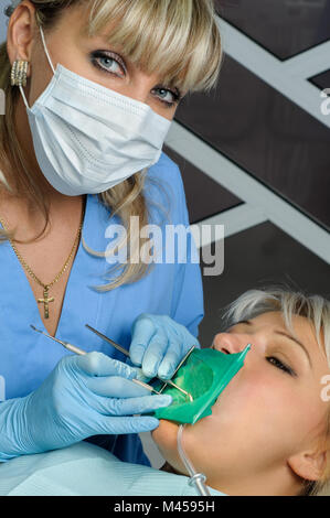 Zahnarzt mit Patienten, Reinigung und Heilung Stockfoto