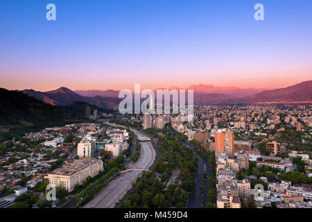 Panoramablick von Providencia und Las Condes, Santiago de Chile Stockfoto