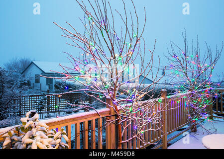 Weihnachtsbeleuchtung auf einem Balkon eines Hauses in Ambleside im Schnee. Stockfoto