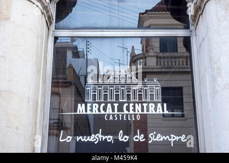 Detail Fassade zeichen Fenster Glas Markt Mercat Central in Castellon, Spanien. Stockfoto