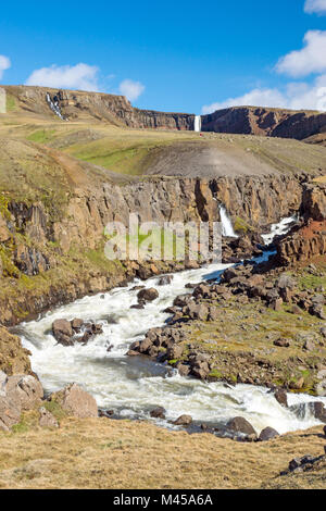 Der hengifoss Wasserfall im Osten von Island in Stockfoto