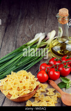 Rohe Farfalle Nudeln in Schüssel Stockfoto