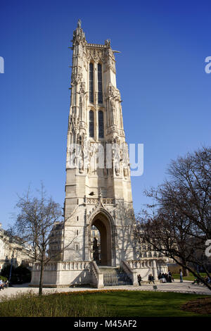 Saint-Jacques Turm auf Rivoli Straße in Paris. Stockfoto