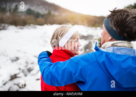 Senior paar Joggen im Winter Natur. Stockfoto