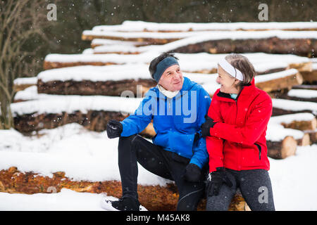 Senior paar Joggen im Winter Natur. Stockfoto