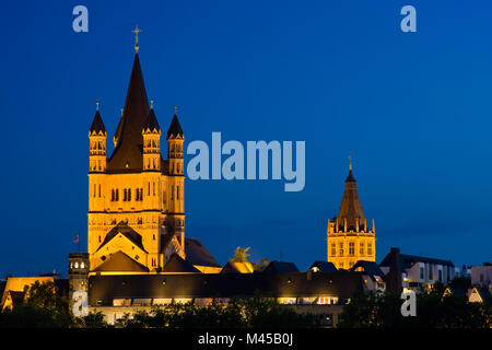 Die beleuchteten St. Martins Kirche in Köln, Deutschland. Stockfoto