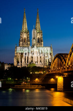 Vertikale Night Shot des Kölner Doms über den Rhein. Stockfoto