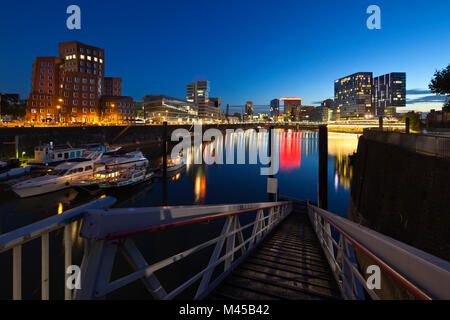 Das moderne Düsseldorf Medien Hafen bei Nacht. Stockfoto