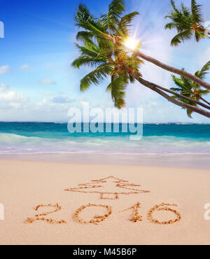 Neues Jahr 2016 auf Sandstrand und Sonne geschrieben. Stockfoto