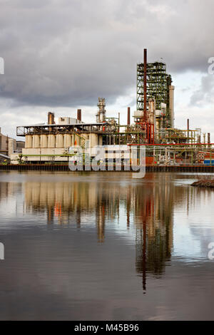 Eine alte Ölraffinerie an einem Kanal. Stockfoto