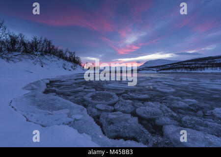 Morgenstimmung, See Tornetraesk, Lappland, Schweden Stockfoto