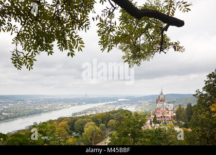 Schloss Drachenburg (Schloss Drachenburg) auf dem Drachenfels nahe Königswinter in Deutschland, mit Blick über den Rhein nach Bonn. Stockfoto