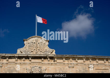 Die maltesische Flagge oben auf einem Gebäude. Stockfoto