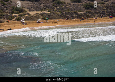 Ein kleiner Strand in der Nähe der berühmten Golden Bay auf Malta. Stockfoto